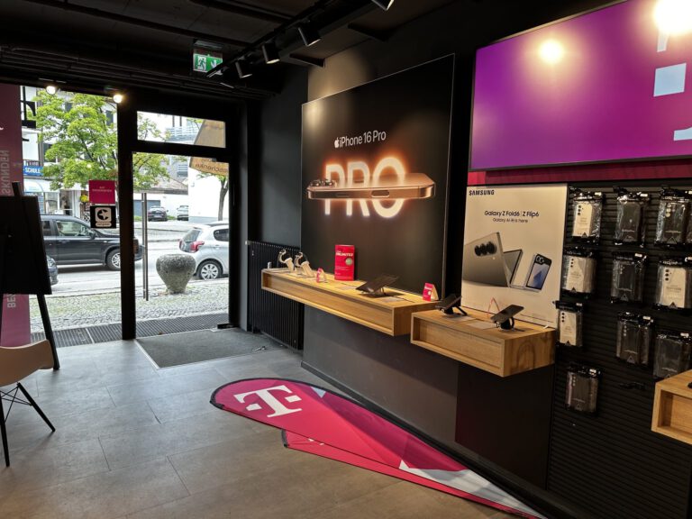 Telekom Partner Shop Herrsching – Eingang und iPhone-Wand